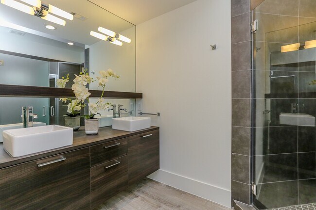 Building Photo - 3404 Saltus St