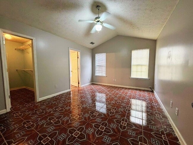 Building Photo - 5410 Twin Lakes Dr