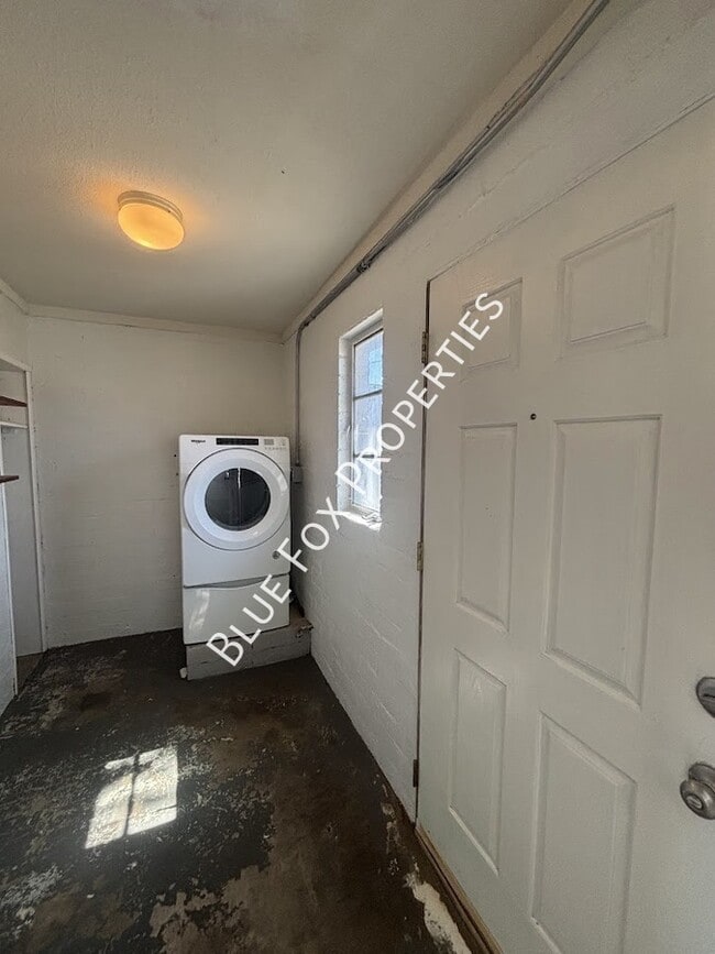 Building Photo - 5674 E Eastland St