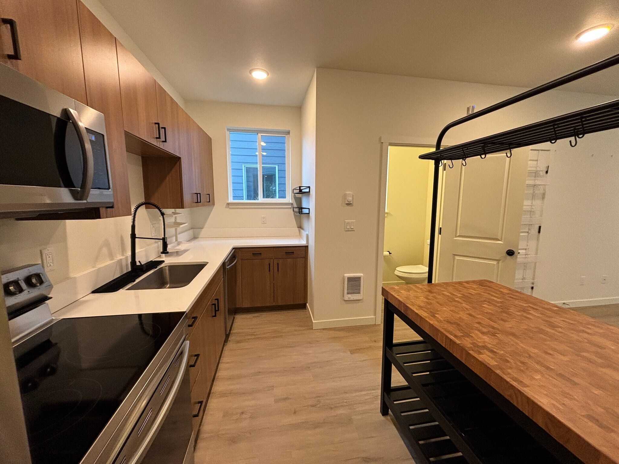 Building Photo - 12070 SE Pine St