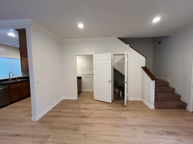 Building Photo - 10154 McClemont Ave