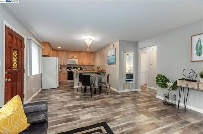 Building Photo - $2,490 - THE NICEST FIRST FLOOR CONDO IN P...