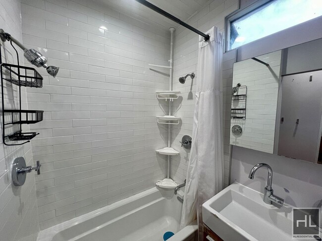 Building Photo - 1886 4BR 2BA Townhouse Duplex Renovated by...