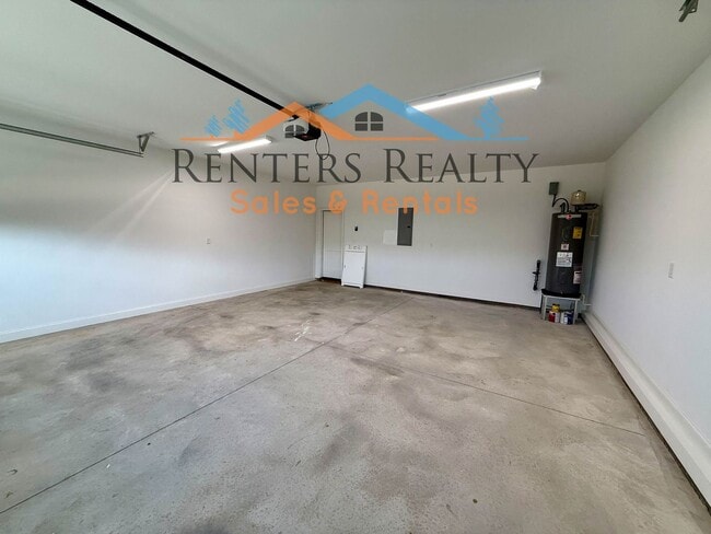 Building Photo - Stunning 3 Bedroom with Rooftop Terrace