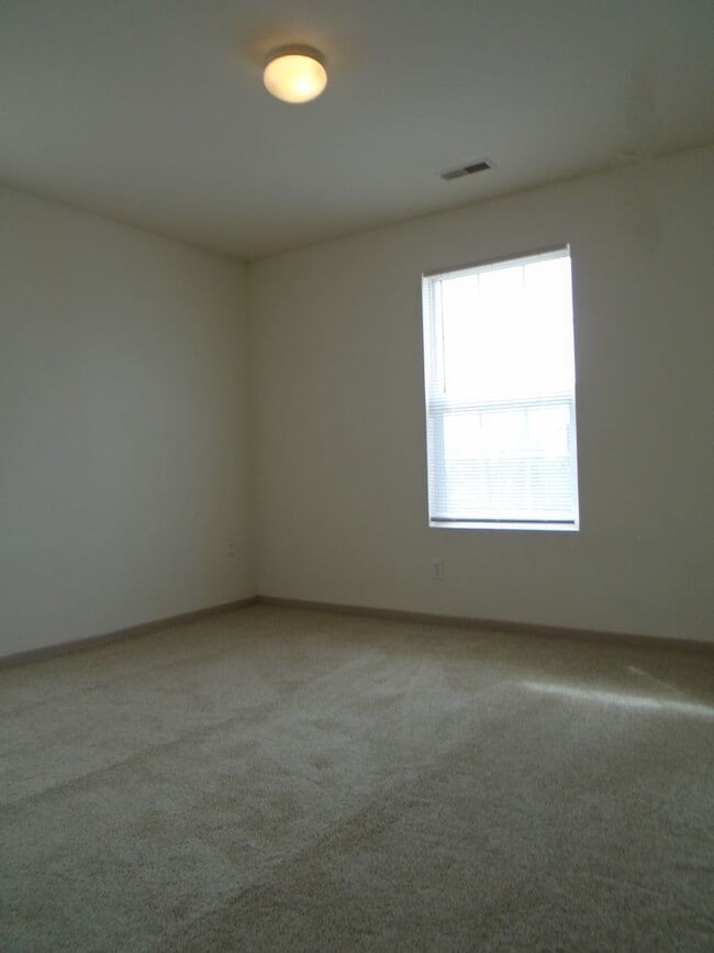 Building Photo - Spacious Apartment