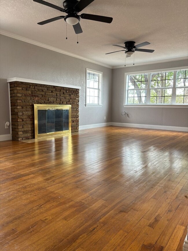 Building Photo - 1 Month Free Rent!! FarmHouse with Room for Everyone