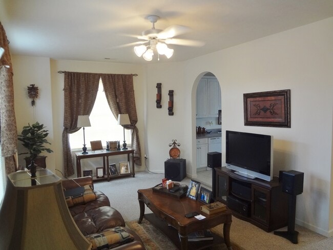 Building Photo - Handsome End Unit Townhouse in Taylor Springs