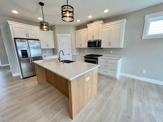 Building Photo - 3 Bed 2 Bath Beautiful Westend Home!