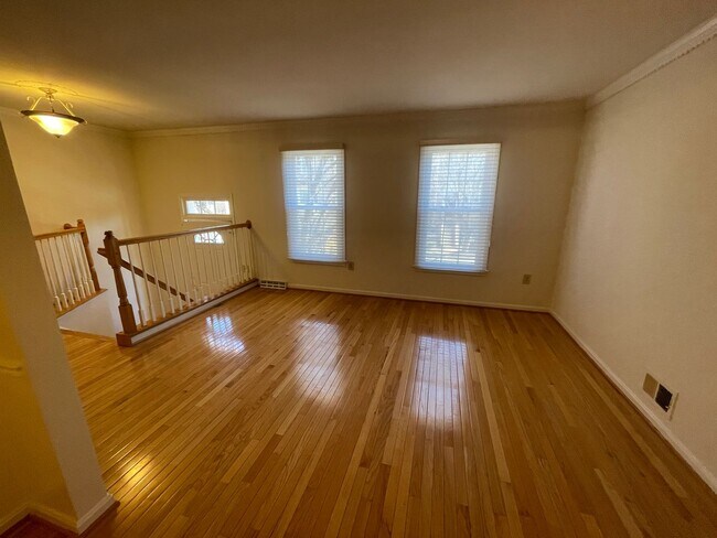 Building Photo - Luxurious And Spacious 3 Bed 2 Bath Brick Townhouse In Tysons Station