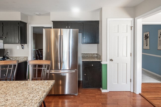 Building Photo - GORGEOUS 5 BEDROOM HOME LOCATED IN SALEM W...