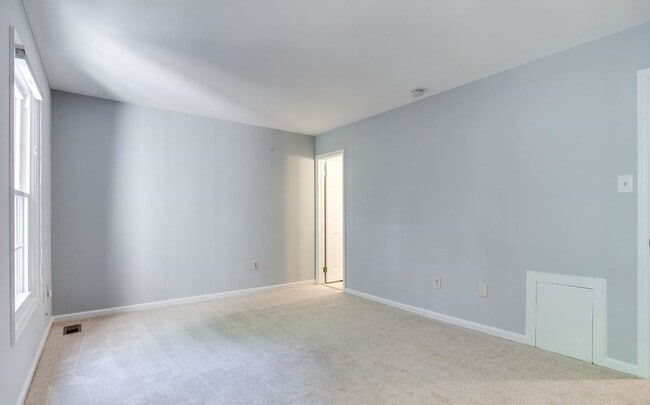 Building Photo - Gorgeous and fully updated 3BR 3.5BA 3 lev...