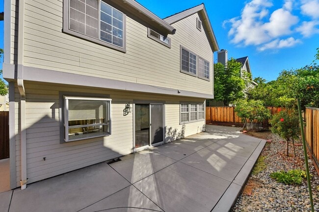 Building Photo - Updated Family Spacious Home w/ Fenced in ...
