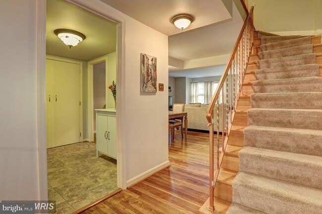 Building Photo - 3898 University Dr