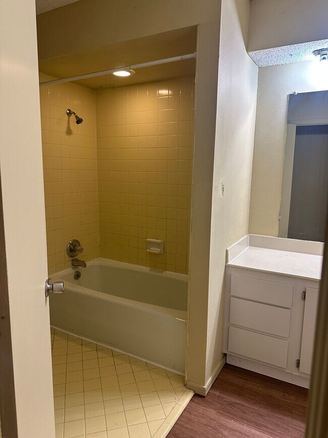 Building Photo - This duplex offers 3 spacious bedrooms, 2....