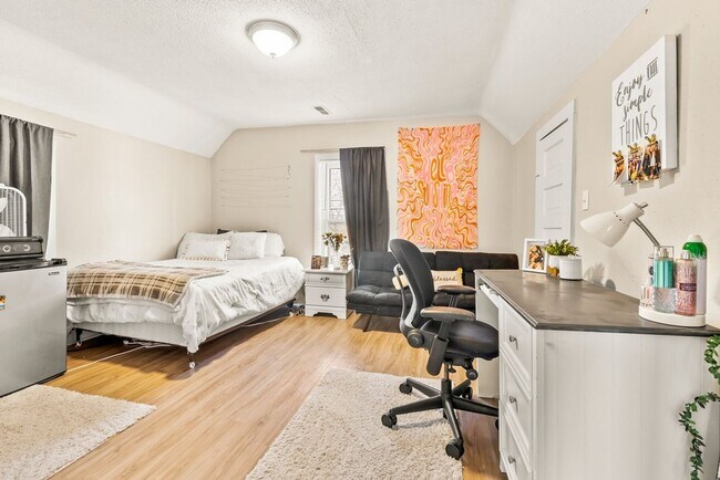 Building Photo - 709 Iowa St