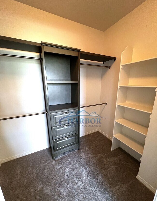 Building Photo - Elegant 3-Story, 4-Bedroom, 3-Bath Condo