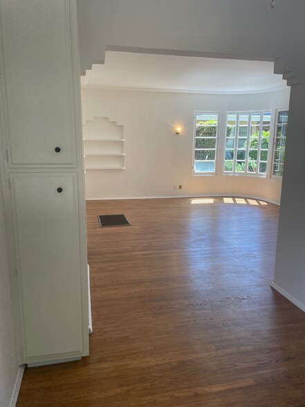 Building Photo - 407 Riverdale Dr