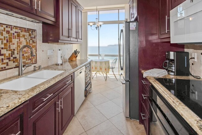 Building Photo - 1750 Avenida Del Mundo