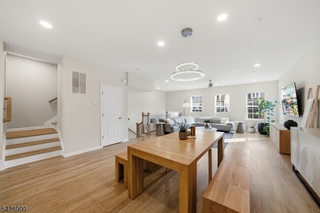Building Photo - 19 Dahlia Dr