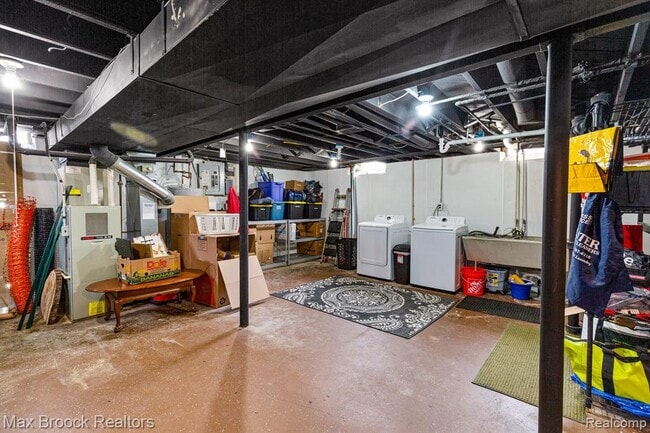 Building Photo - 3818 Edgeland Ave