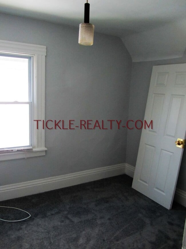 Building Photo - 3 Bedroom Single Family House