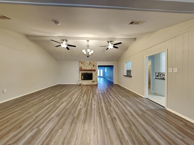 Building Photo - 1505 Wade Dr