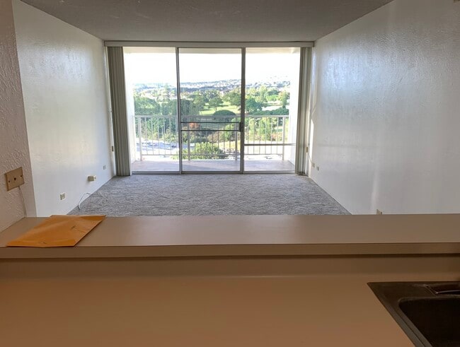 Living Room /Balcony - 98-410 Koauka Loop