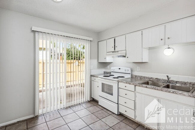 Building Photo - 1119 S Fern St