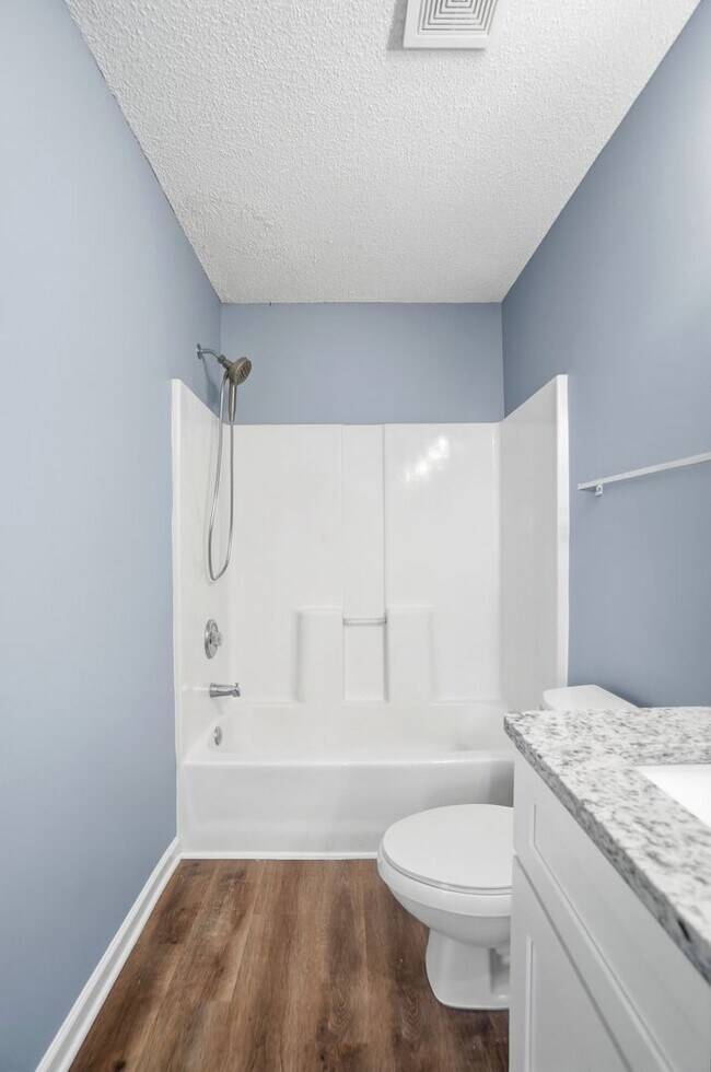 Building Photo - 2 Bedroom End Unit Townhome in University Heights!