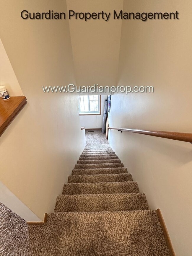Building Photo - Apple Valley Town Home, 1 Car Garage, Laundry in Unit, Storage