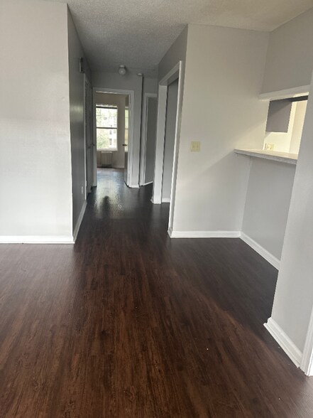 Building Photo - 622 4th St NE
