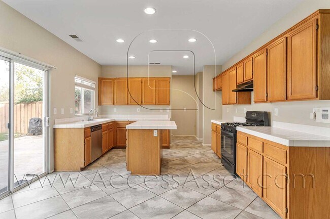Building Photo - Spacious 3 Bed + Loft-Style Living in Lake Elsinore w/ Private Yard