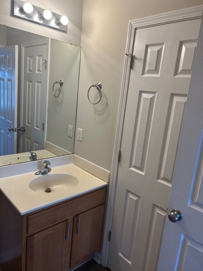 Building Photo - 3 bedroom/ 3 bathroom Townhouse