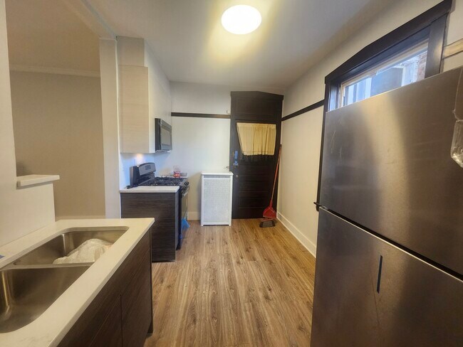 Building Photo - 10954 S Vernon Ave