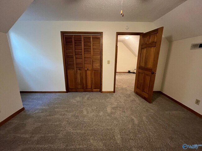 Building Photo - 2122 Indian Hills Rd NE