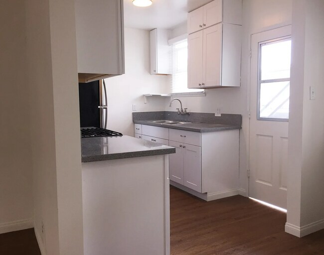 Building Photo - "Charming 2-Bed in Prime Culver City Location"
