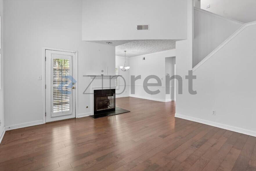 Building Photo - Unit 484