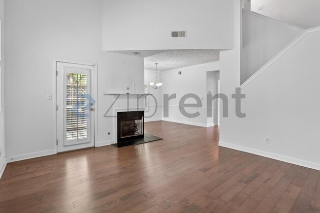 Building Photo - 484 Fraser St SE