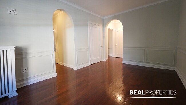 Building Photo - 544 W Surf St