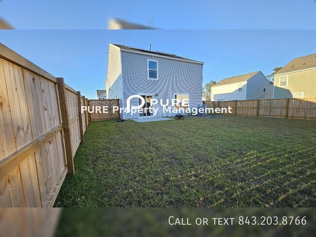 Building Photo - Spacious 4 Bedroom 3 Bathroom Rental Avail...