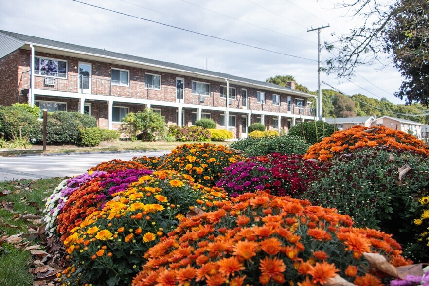 Building Photo - Tower Hill Landings