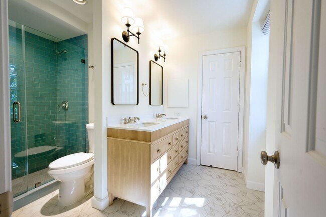 Building Photo - 420 Linkhorn Dr