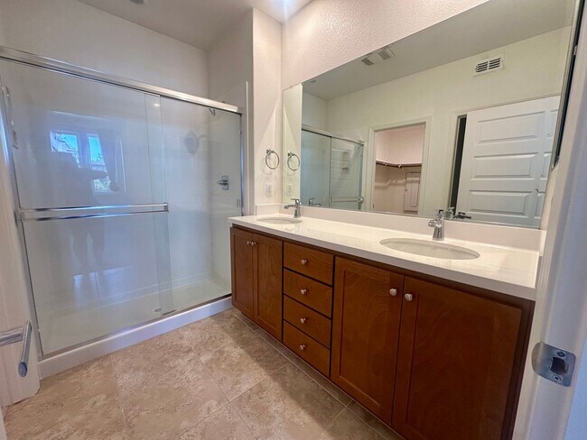 Building Photo - Mission Blvd 2 Bedroom 2 Bath Unit!