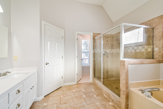 Building Photo - 9716 Kingsridge Dr