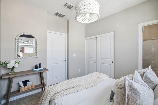 Building Photo - 394 Circuit Wy