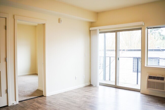 Building Photo - Great 1 Bdr w/Washer/Dryer and Private Balcony!
