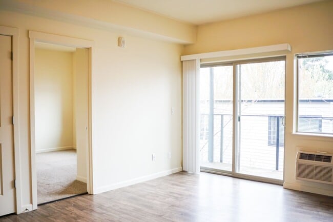 Building Photo - Great 1 Bdr w/Washer/Dryer, Private Balcony + SUMMER SAVINGS!