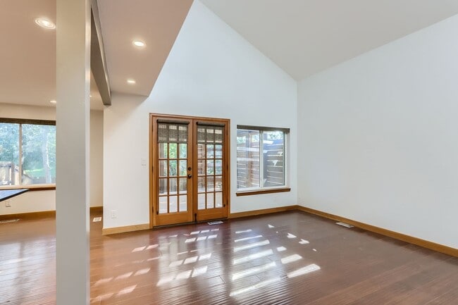 Building Photo - MODERN 2 BED/1.5 BATH IN HEART OF BOULDER!