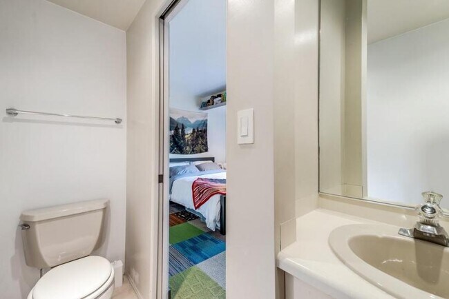 Building Photo - 2 bedroom in Seattle WA 98102