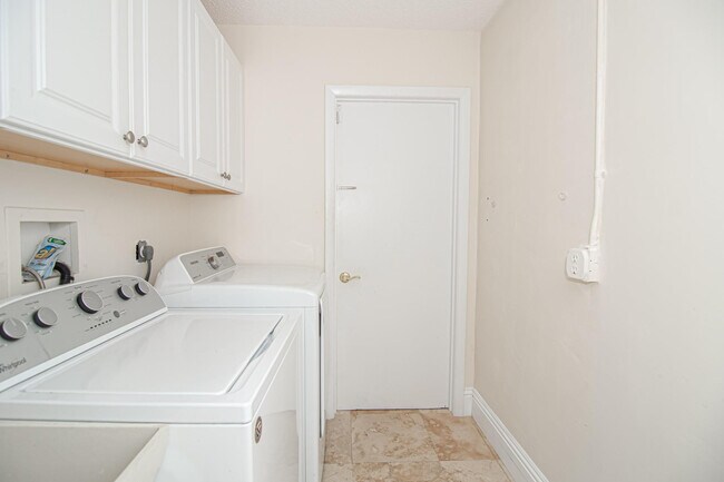 Building Photo - 8410 Brussels Way